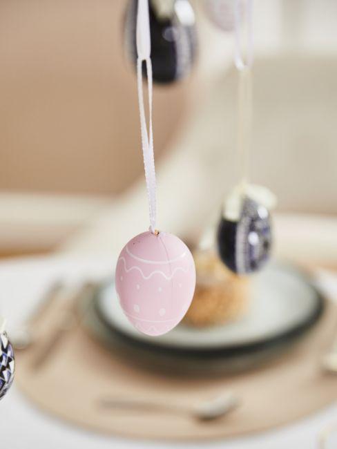 oeuf rose décoratif