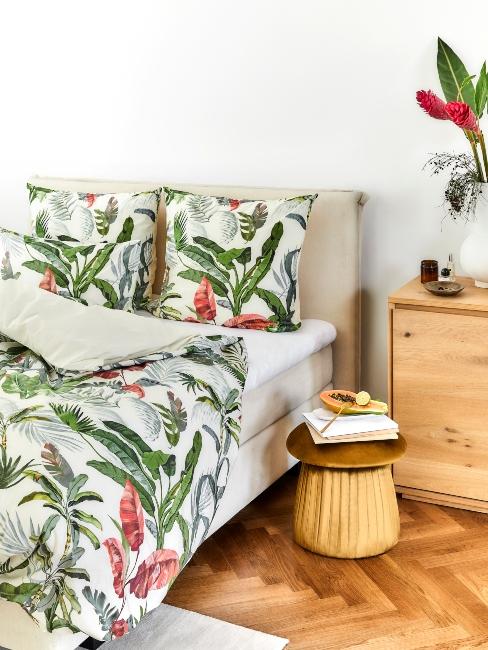 Chambre à coucher dans le style jungle avec linge de lit à imprimé tropical