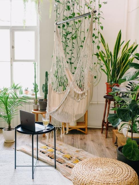 fauteuil suspendu et plantes vertes exotiques pour un effet jungle tropicale