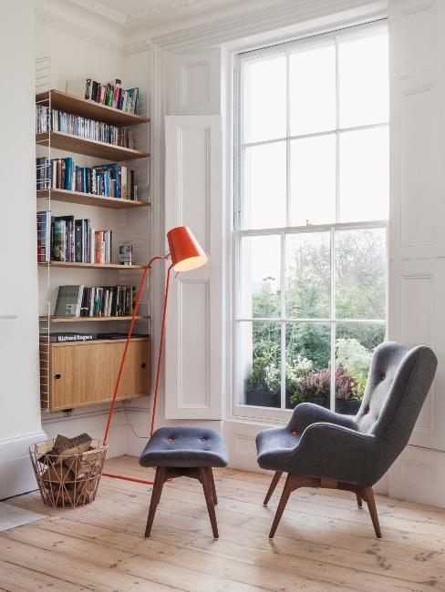 coin lecture avec fauteuil gris et lampadaire orange