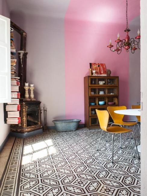 salle à manger avec mobilier jaune, tapis gris clair et pan de mur rose