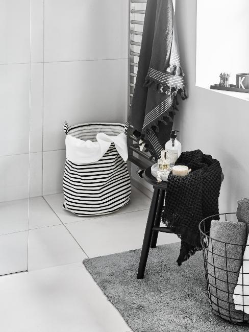 accessoires de salle de bains de teintes de gris différentes