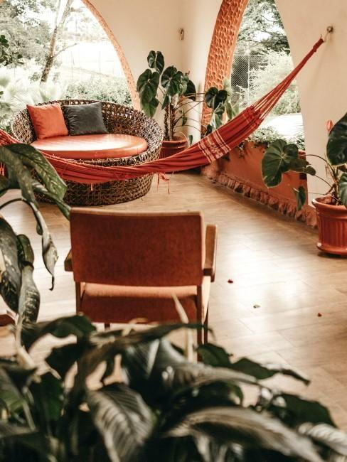 terrasse indienne avec mobilier en bois et plantes