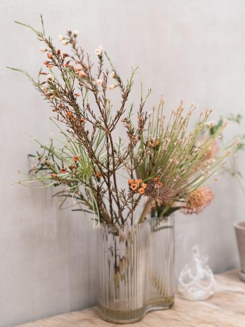 composition ikebana avec fleurs séchées