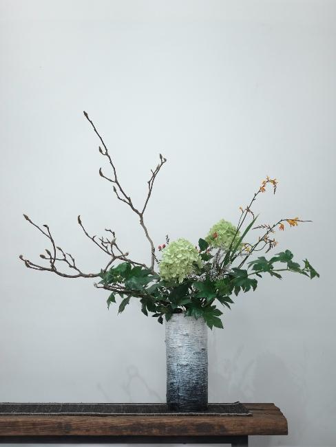 vase longiligne avec composition florale minimaliste