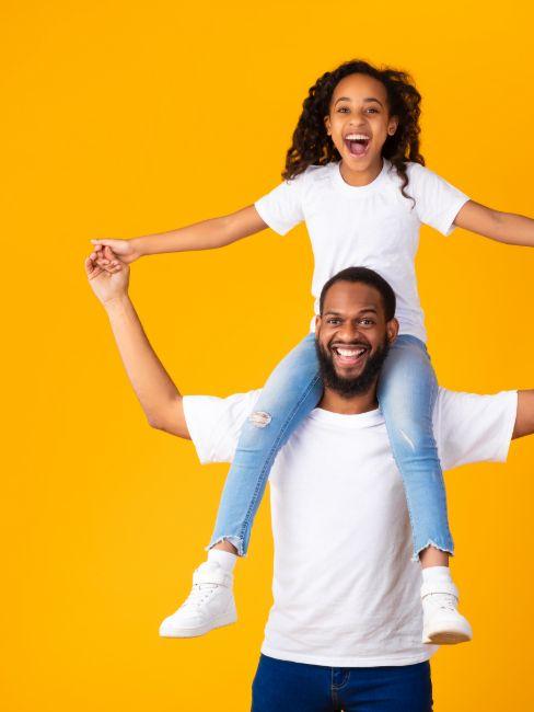 un pere et sa fille sur fond orange