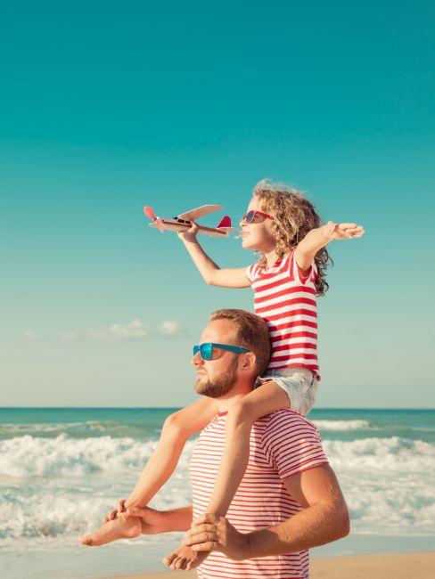 enfant sur les épaules de son papa à la mer