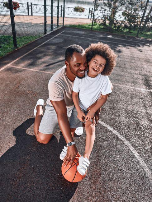 papa qui joue au basket avec sa fille
