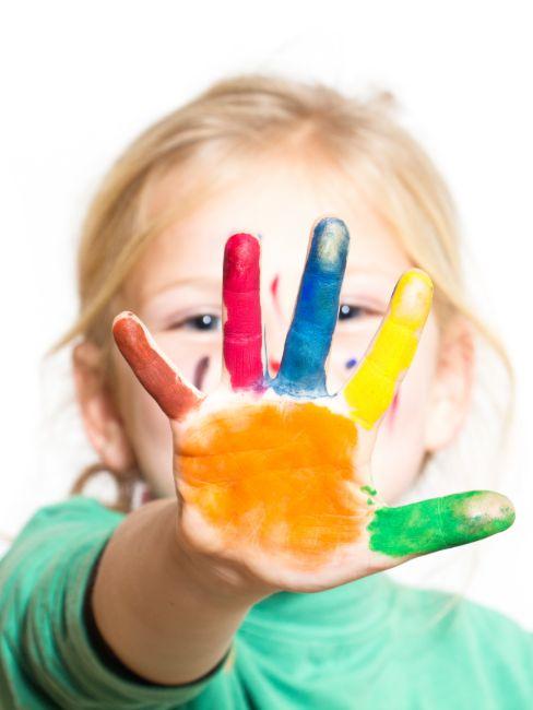 petite fille avec de la peinture sur les mains