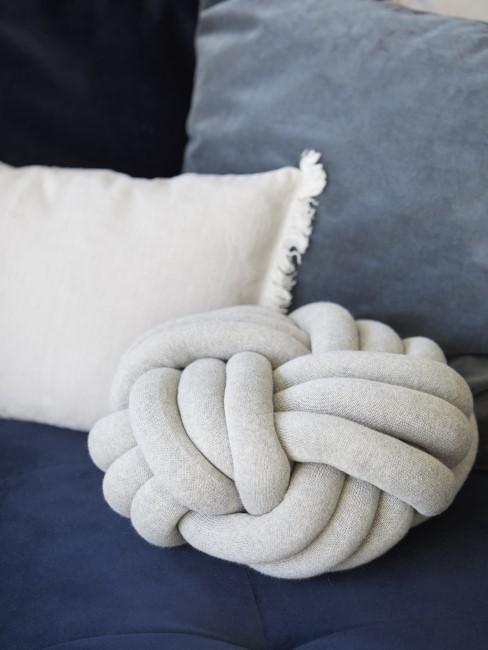 mariage bleu avec blanc, coussin à nœuds blanc