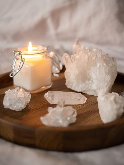 bougie parfumée et cristaux blancs