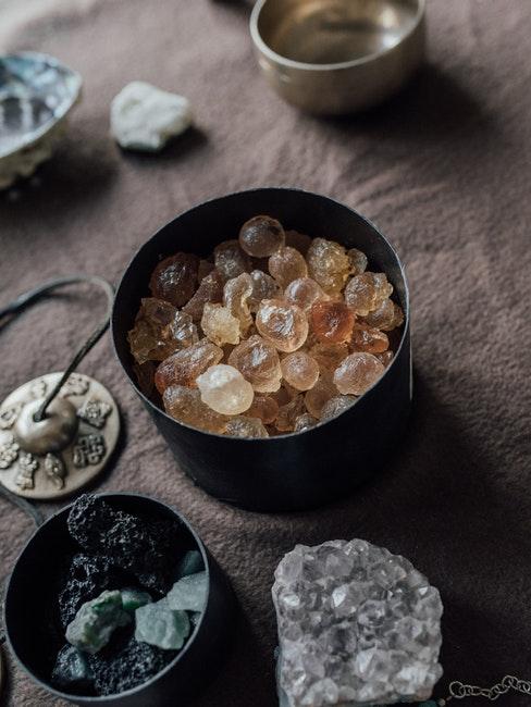 bol rempli de cristaux pour la lithothérapie des pierres