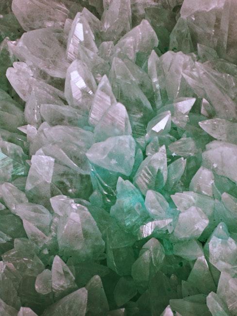 gros plan sur un cristal turquoise