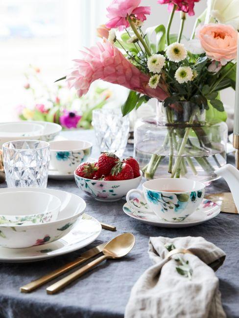 table de printemps avec porcelaine, fleurs et fruits