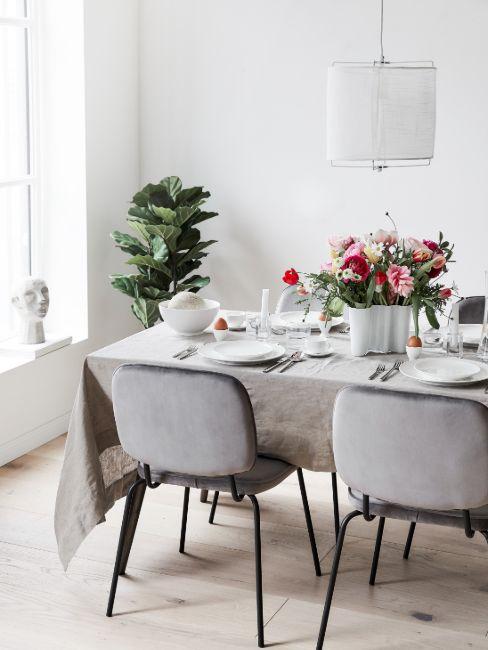 salle à manger gris clair avec fleurs et plante verte
