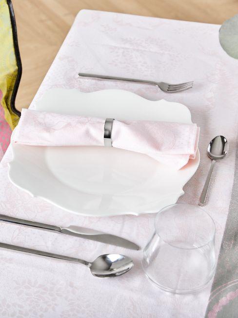 Rond de serviette argenté sur serviette rose