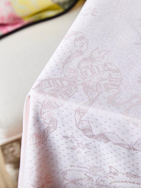 table avec nappe festive en tissue rose poudré