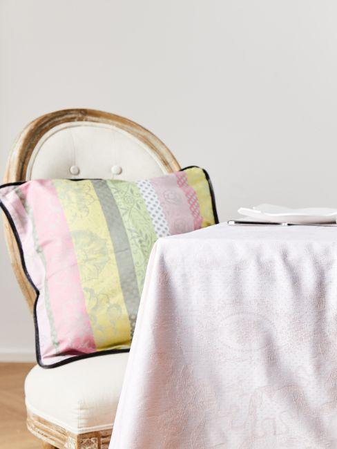 salle à manger blanche avec nappe et chaise romantique blanche avec coussin coloré