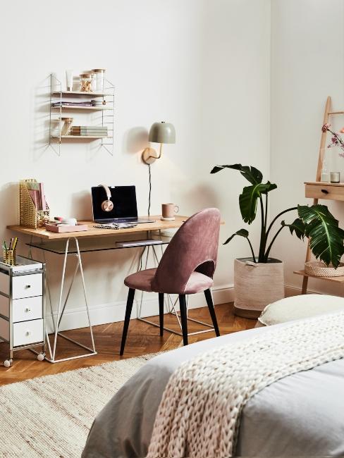 coin bureau dans la chambre à coucher avec plante verte
