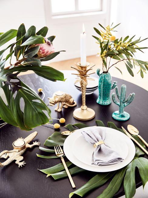 plante d'intérieur exotique, table style tropical, vases cactus, set de table en forme de monstera, bougeoir lézard, chandelles, plante tropicale d'intérieur