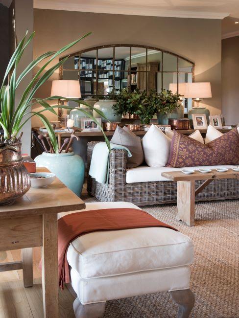 élégant séjour à accents tropicaux, déco tropicale, canapé aspect fibres naturelles, canapé blanc, pour blanc, tapis en jute, plante tropicale intérieur dans un pot, ambiance feutrée