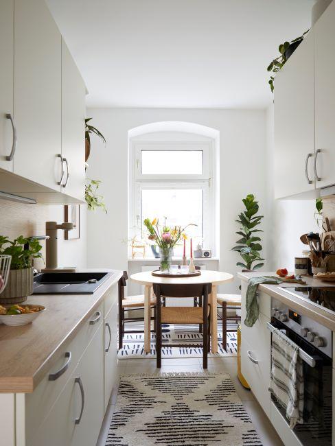 cuisine décorée des plantes comestibles