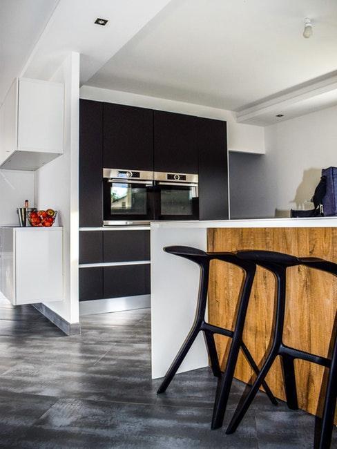Cuisine design et moderne avec bois et sol noir