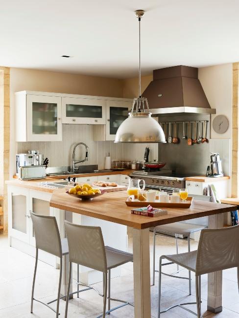 cuisine industrielle avec éléments en inox, en bois