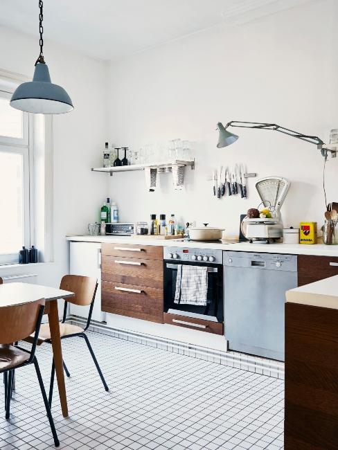 cuisine industrielle claire avec éléments en inox, en bois