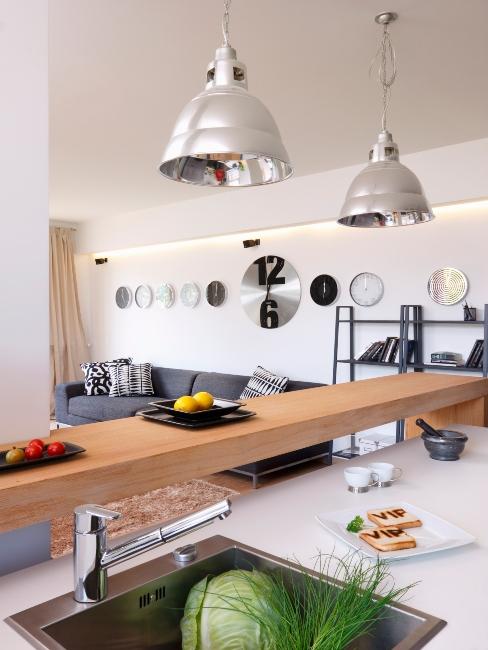 cuisine industrielle avec un pland e travail en bois et des suspensions en inox
