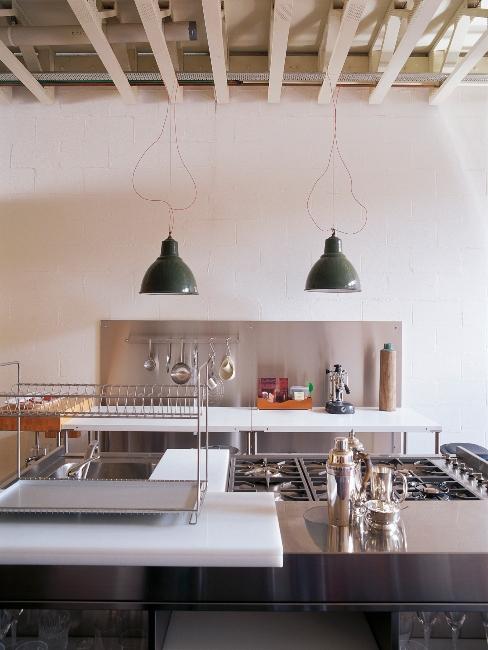 cuisine américaine de style industriel avec des poutres apparentes