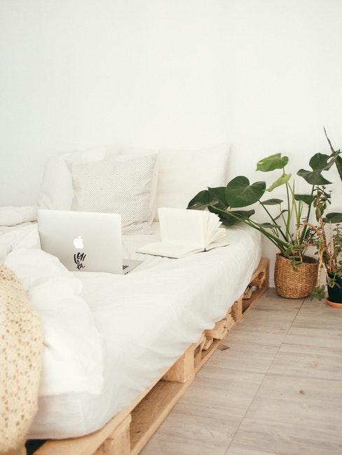 chambre à coucher minimaliste avec lit en palette