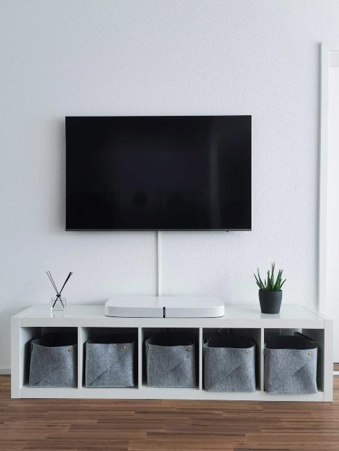 meuble TV diy blanc avec corbeilles derangement