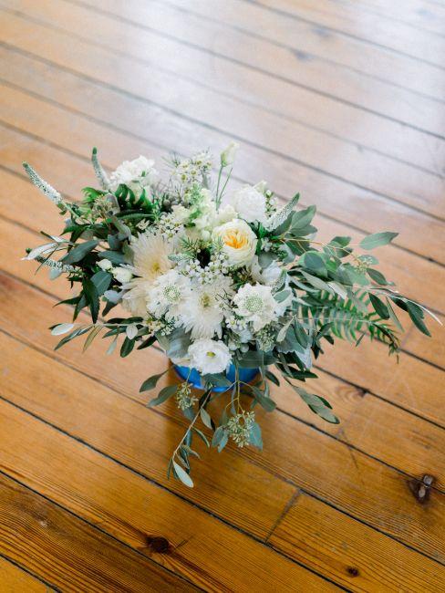 Bouquet blanc posé sur le parquet