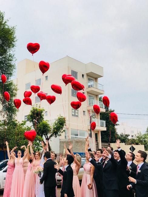 photo de mariage avec une lancée de ballons