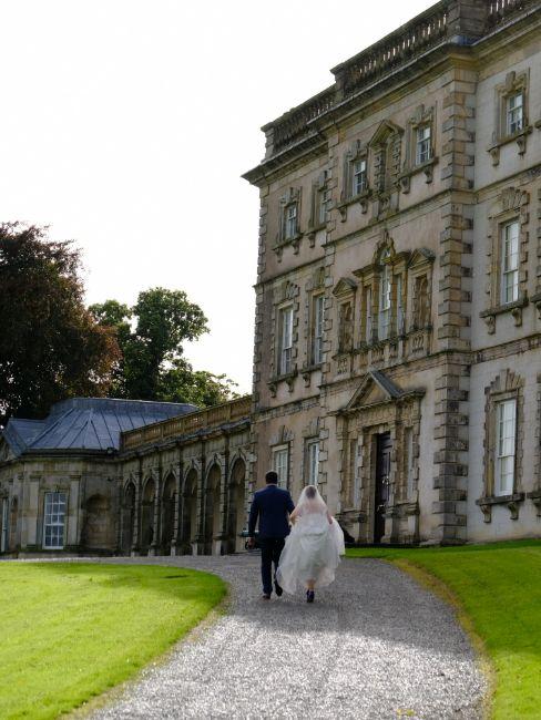 mariage de princesse dans un manoir couple marchant vers l'entrée