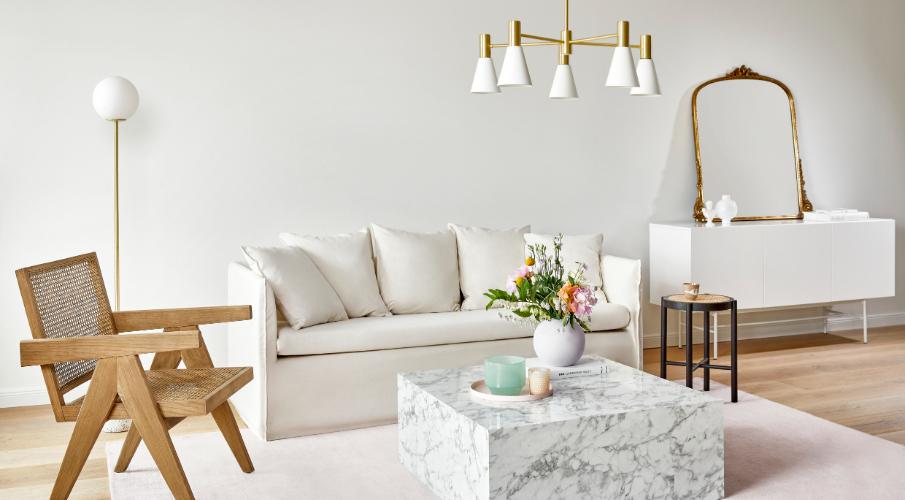 appartement minimaliste chaise bois osier table basse marbre canapé blanc miroir ancien lustre