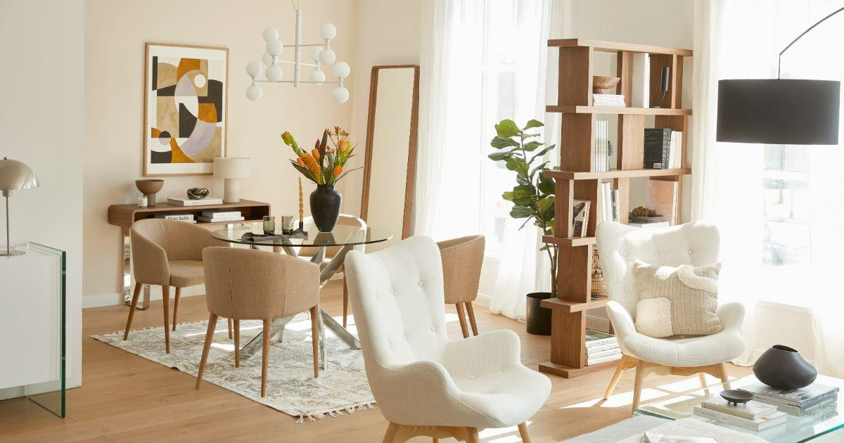 Décoration fauteuil blanc design étagère asymétriques table chaises