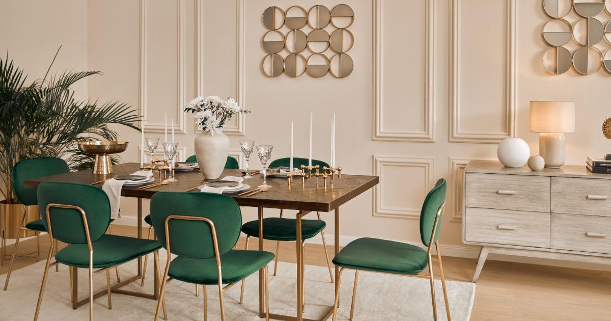 Décoration chaises vert foncé velours doré table bougies blanches vase miroirs