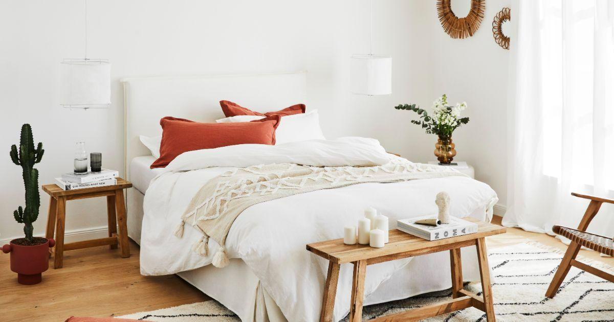 Inspiration chambre bout de lit couette épaisse oreillers couleur brique table de chevet