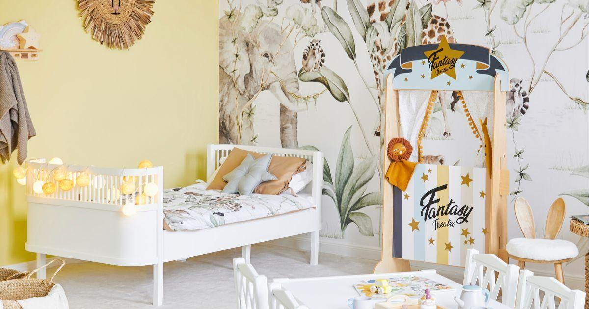 Chambre d'enfant petite table et chaises théâtre marionnettes lit papier peint animaux