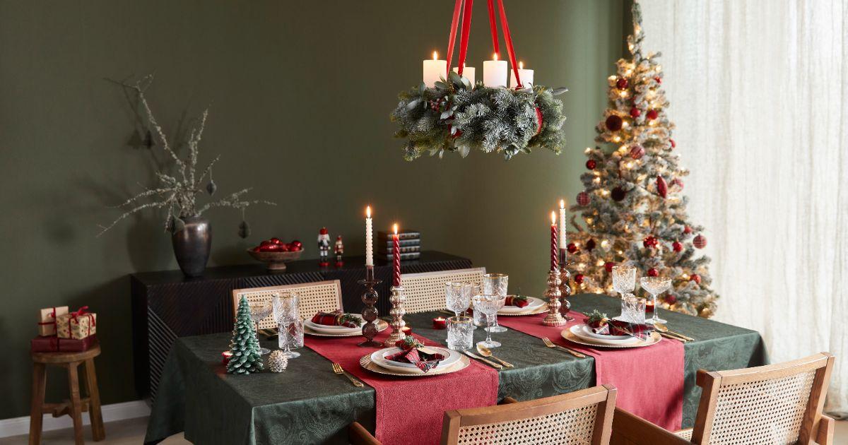 Table de Noël couronne suspendue au lustre bougeoirs sapin de Noël