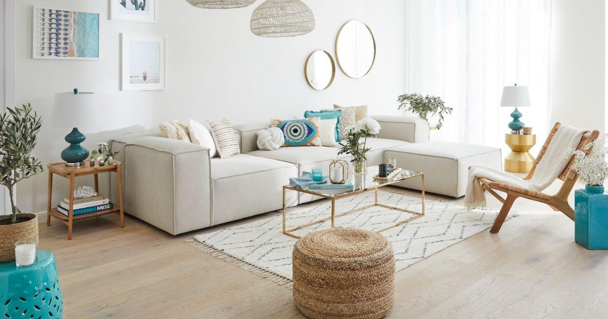 Pouf en osier canapé blanc coussins blanc et turquoise miroirs ronds