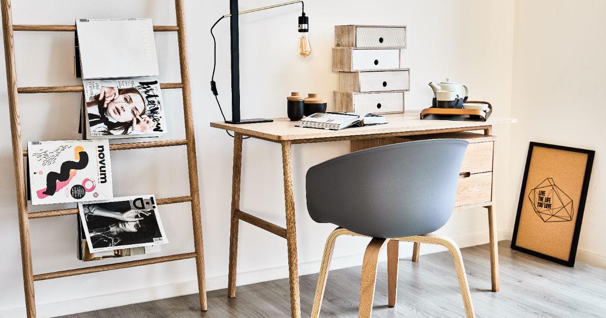 Meubles en bois brut échelle pour poser des magazines lampe de travail faite maison