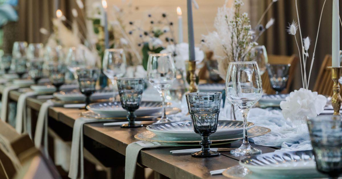 Table de mariage verres coupes assiettes couverts