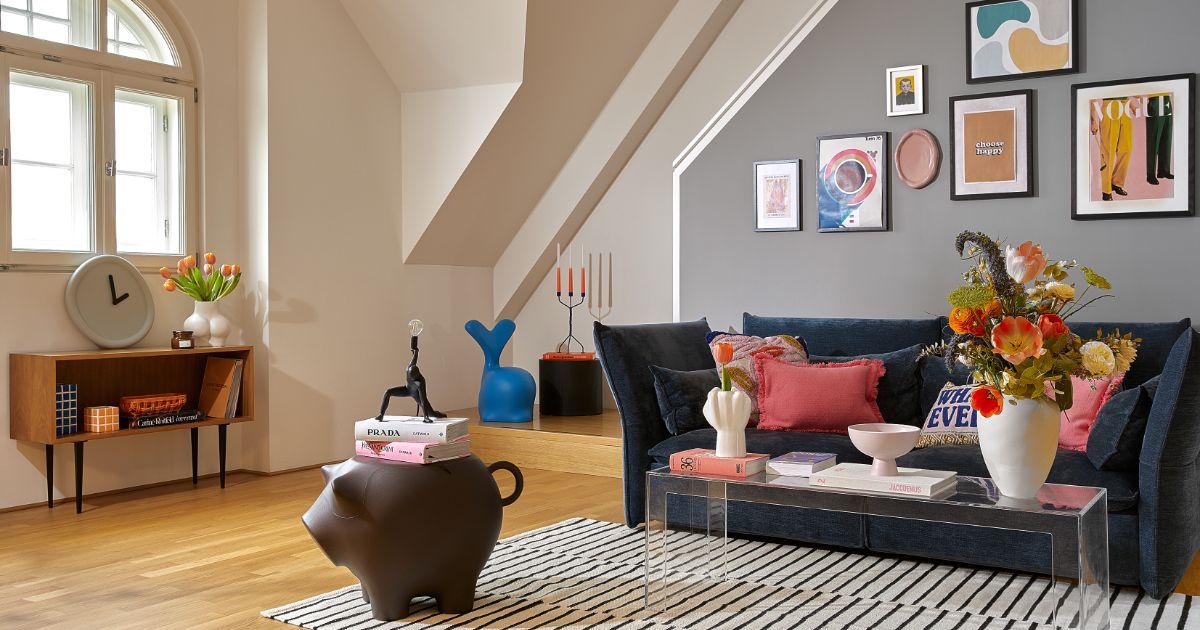 Canapé noir vase design tendance soliflore cadres modernes