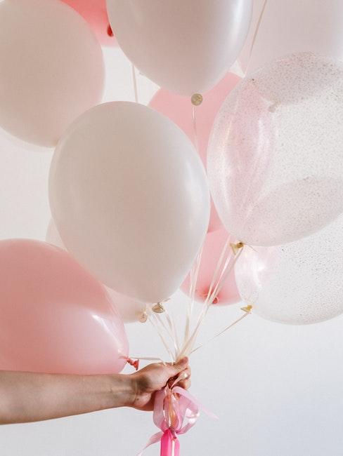 ballons blancs et roses pour baptême