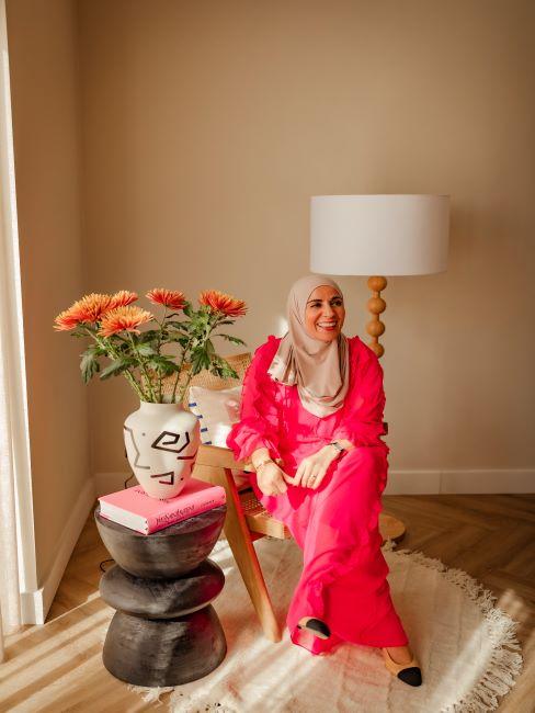décoration ramadan, femme musulmane habit traditionnel, rose vif, table d'appoint