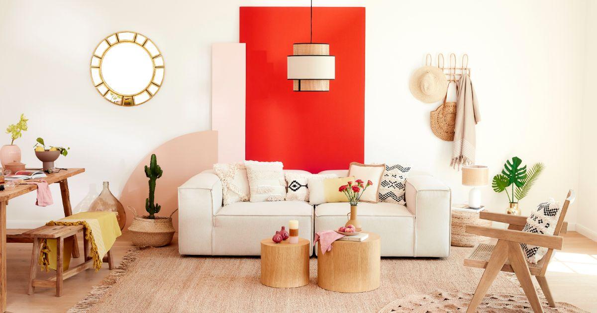 Tables basses en osier canapé blanc coussins lustre design miroir fonds formes géométriques rouge orangé