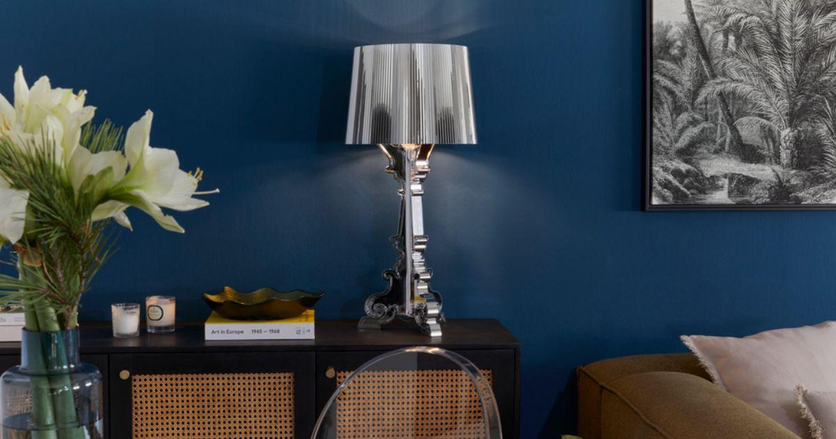 décoration intérieur avec mur bleu pétrol et lampe en argent